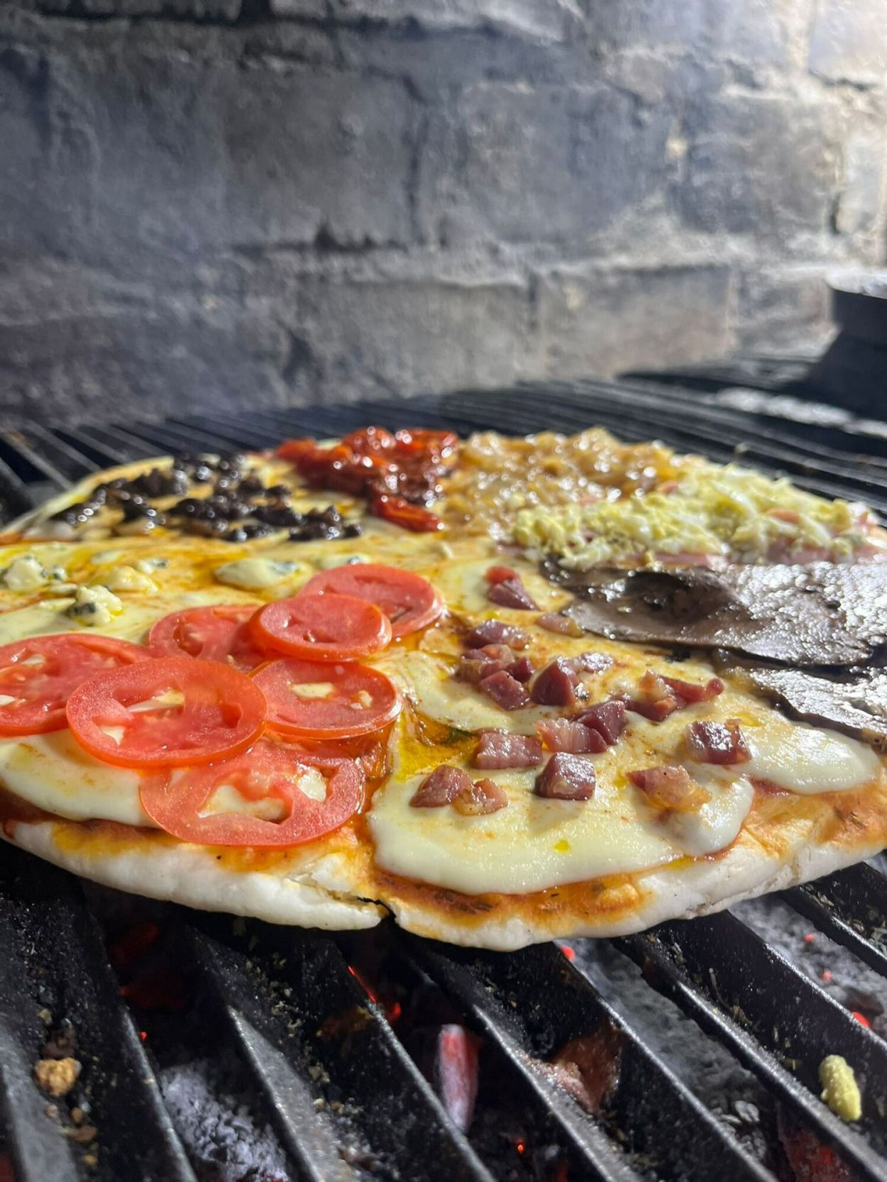 JACOCHII: EN LA PARRILLA. De ternera, tomates confitados, huevo y cebolla. Se cocina sobre brasas y con tapa para lograr sabor ahumado.