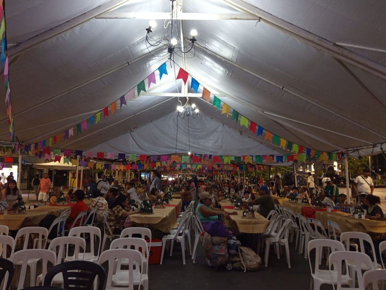 La plaza Independencia vivió una Nochebuena de puro amor gracias a decenas de voluntarios