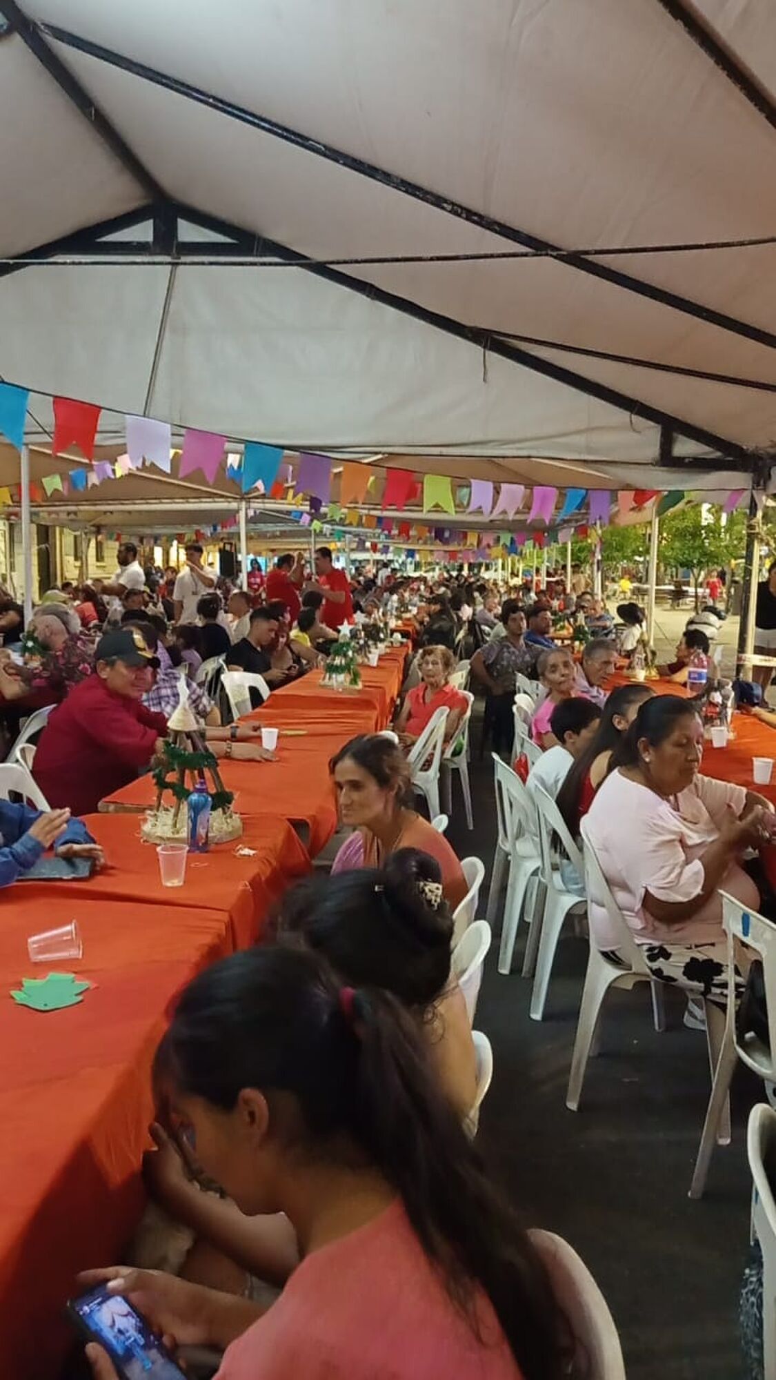 La plaza Independencia vivió una Nochebuena de puro amor gracias a decenas de voluntarios