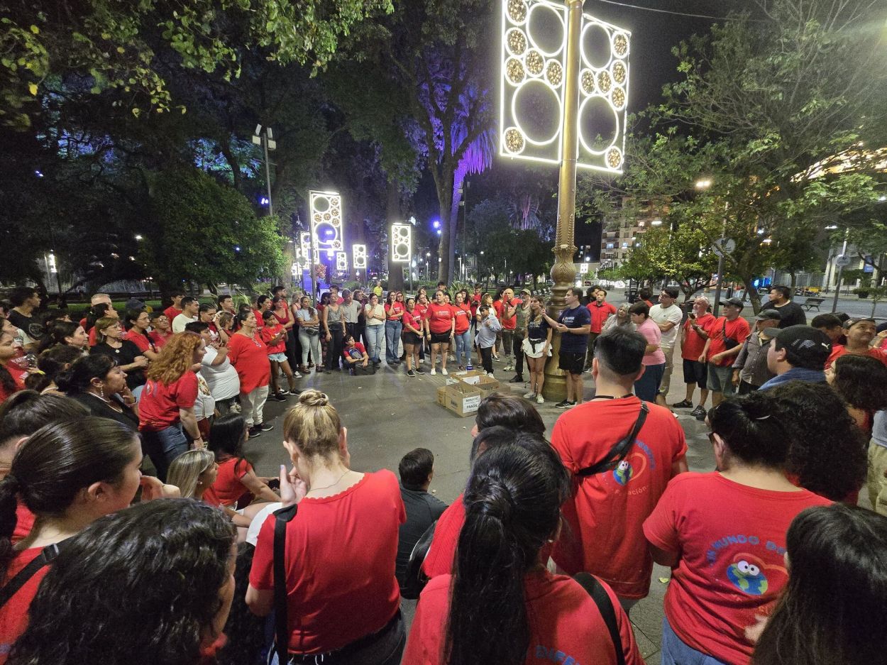 La plaza Independencia vivió una Nochebuena de puro amor gracias a decenas de voluntarios