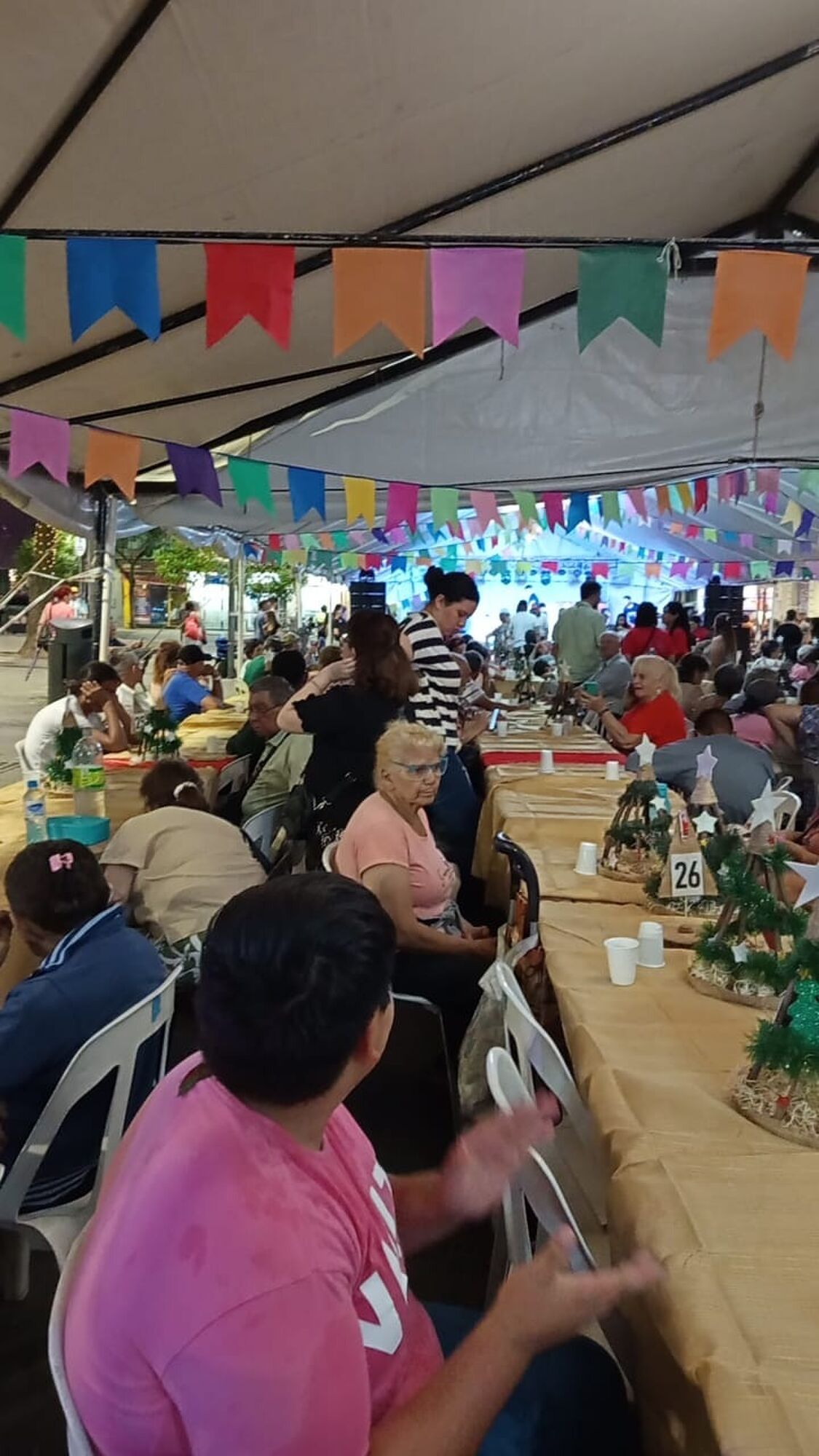 La plaza Independencia vivió una Nochebuena de puro amor gracias a decenas de voluntarios