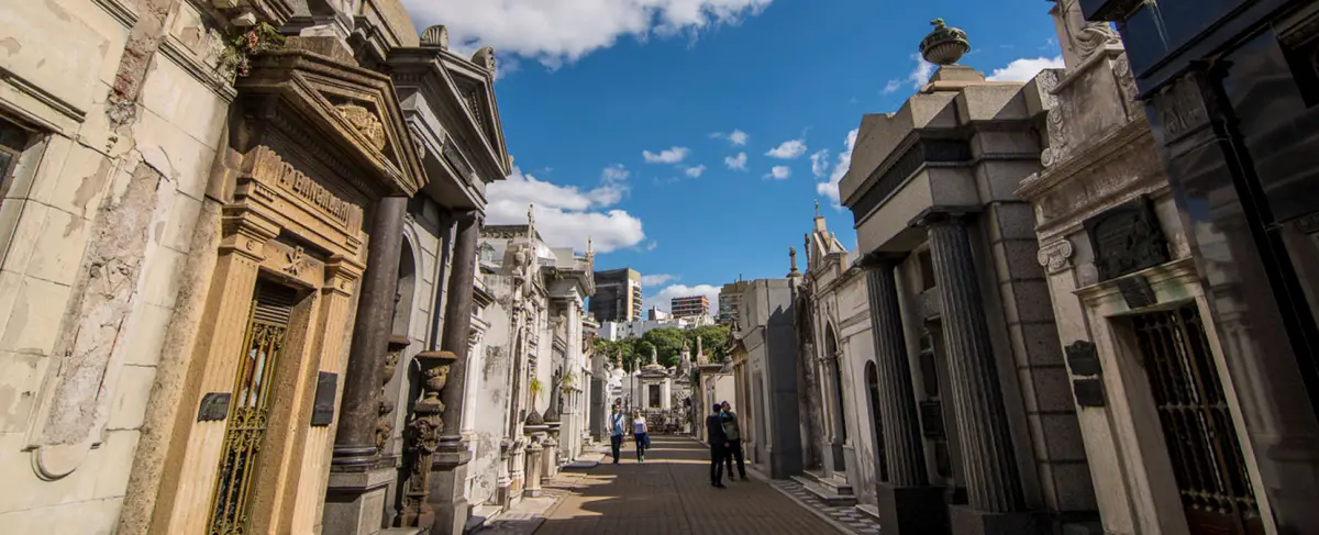 CEMENTERIO HISTÓRICO. El Cementerio de la Recoleta es uno de los espacios funerarios más emblemáticos de Buenos Aires.