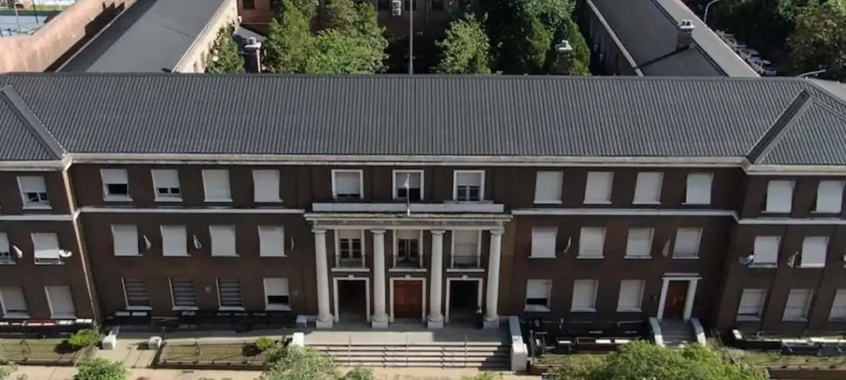 El eficicio de avenida Sarmiento al 400 que alberga las oficinas del Ministerio de la Defensa.