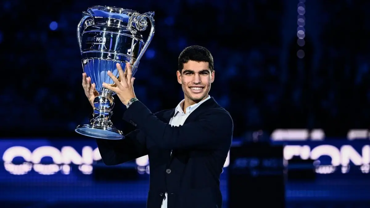 BRECHA ABISMAL. Carlos Alcaraz y Jannick Sinner briilaron en 2025 y fueron los tenistas que más dinero recaudaron en la temporada.