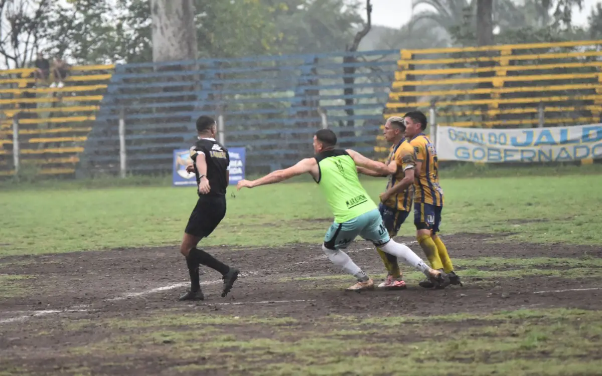 FOTO. Segundos previos a la agresión al árbitro del partido | Foto: La Gaceta/Osvaldo Ripoll