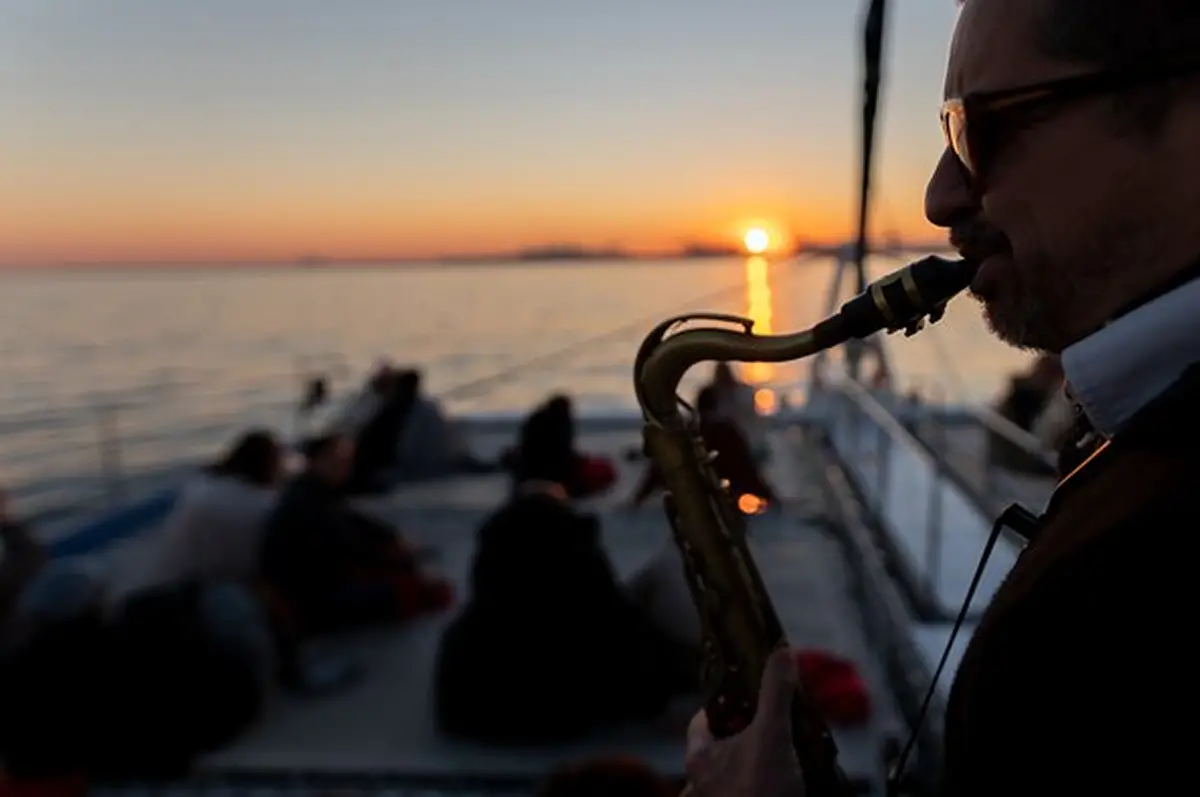 TRABAJO, MÚSICA Y VIAJES. Studio 16 selecciona talentos para tocar en cruceros internacionales. / FREEPIK