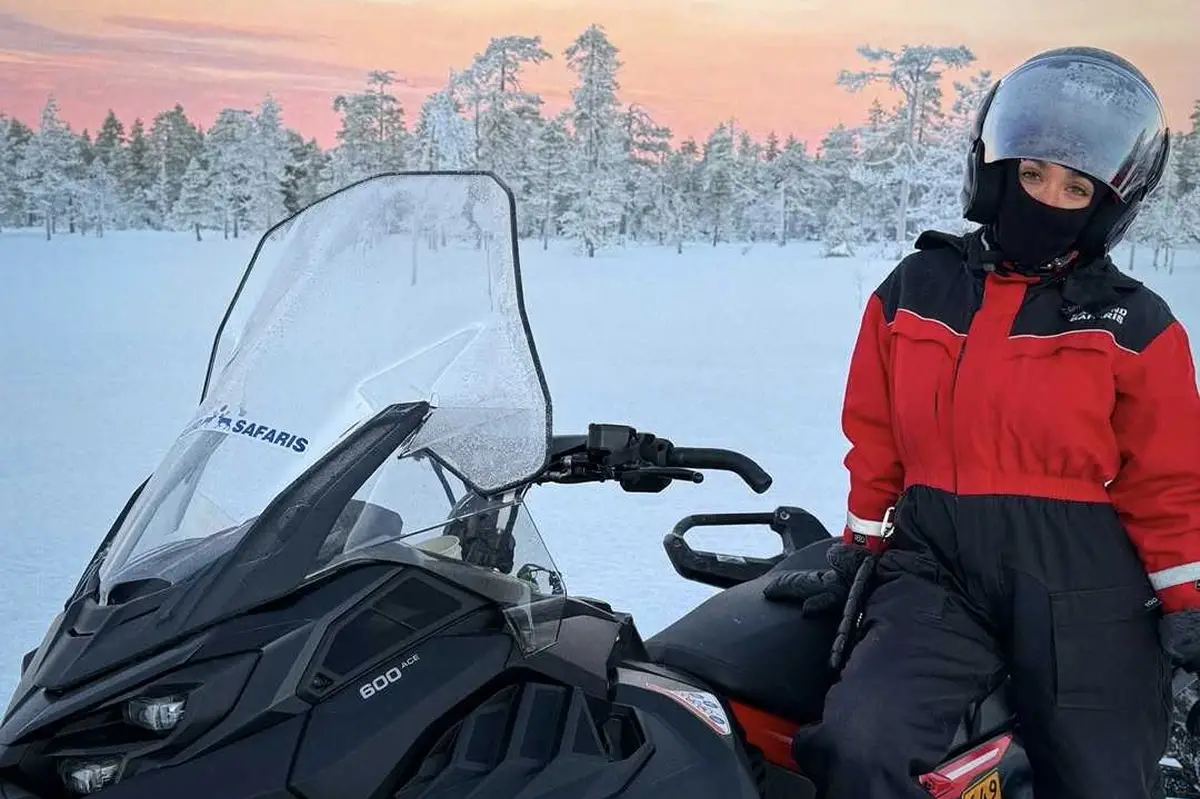 La artista eligió terminar el año en Finlandia para ver las auroras boreales y pasear en moto de nieve.