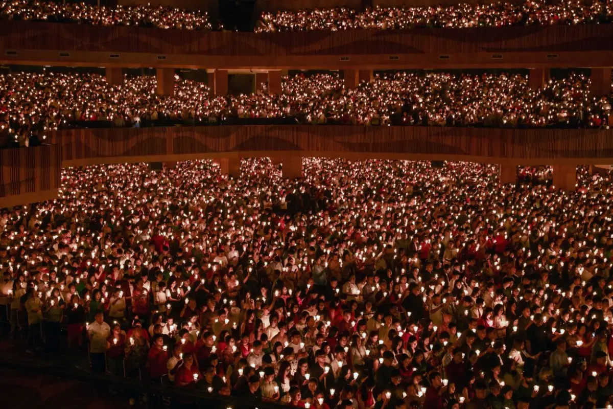 INDONESIA. Cientos de fieles realizaron una vigilia con velas en la iglesia de Betania, en la metrópoli de Surabaya, durante la Misa del Gallo.