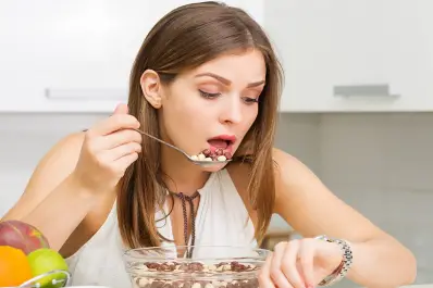 Qué significa comer siempre rápido, según un experto en psicología