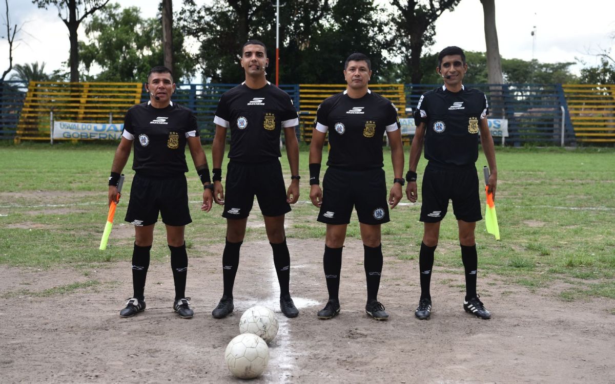 Los encargados del arbitraje del polémico encuentro.