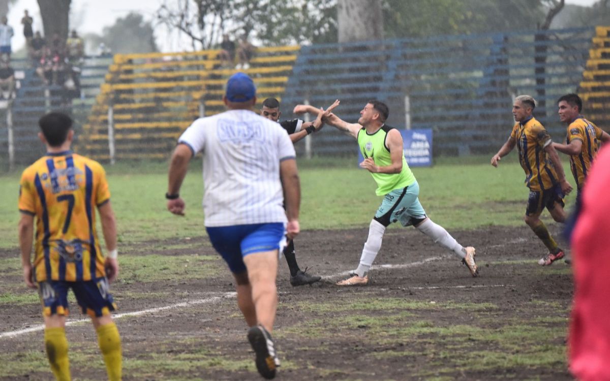 FOTO. El momento exacto de la agresión al árbitro principal.