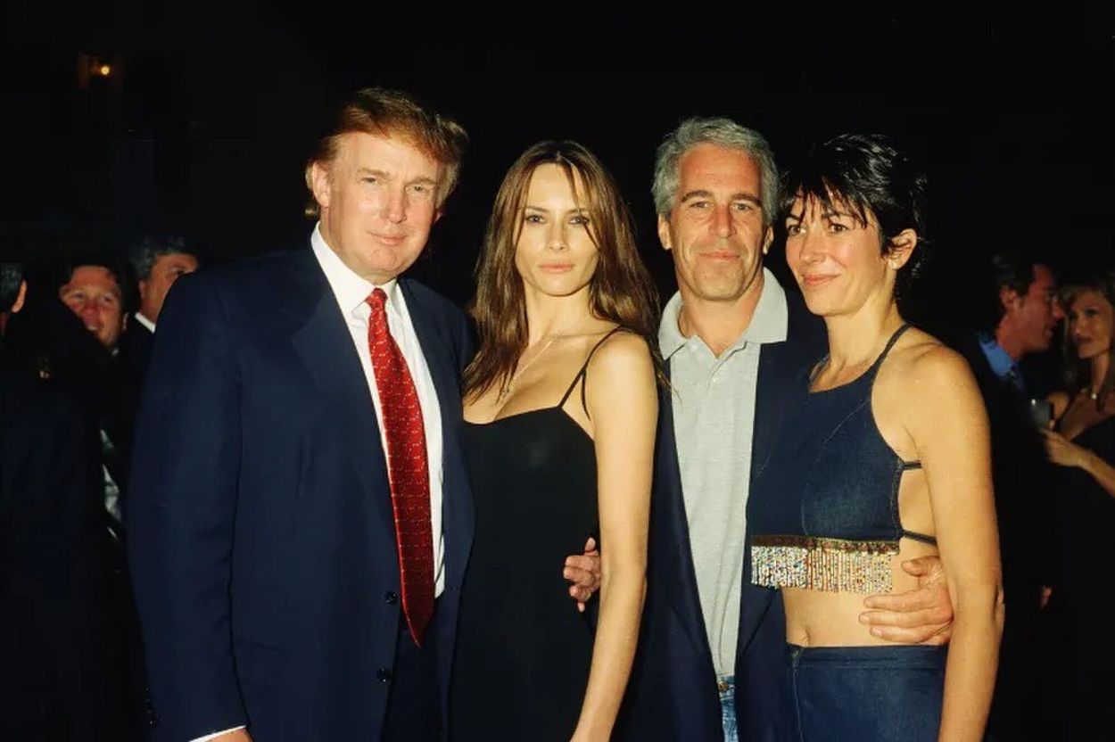 AMIGOS. Trump y Melania, Epstein y Maxwell, en el club Mar-a-Lago.
