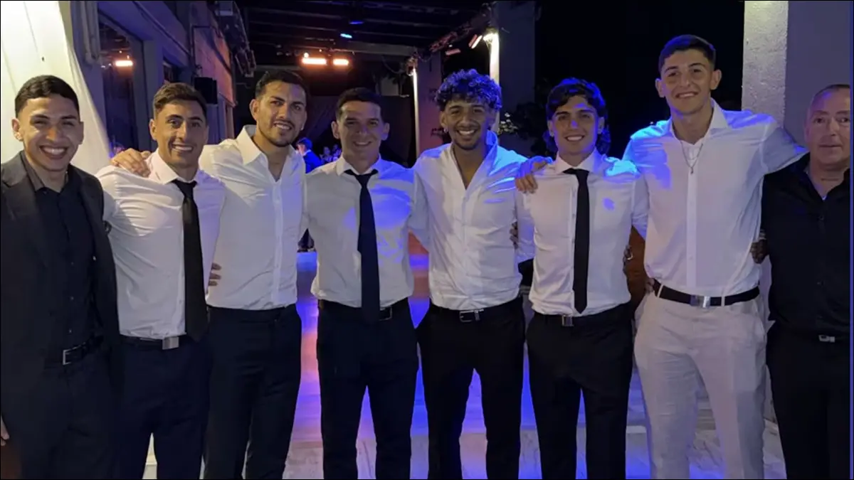 REENCUENTRO. Jugadores del actual plantel de Boca y dos ex futbolistas del club coincidieron en el casamiento de Kevin Zenón, celebrado en Santa Fe.