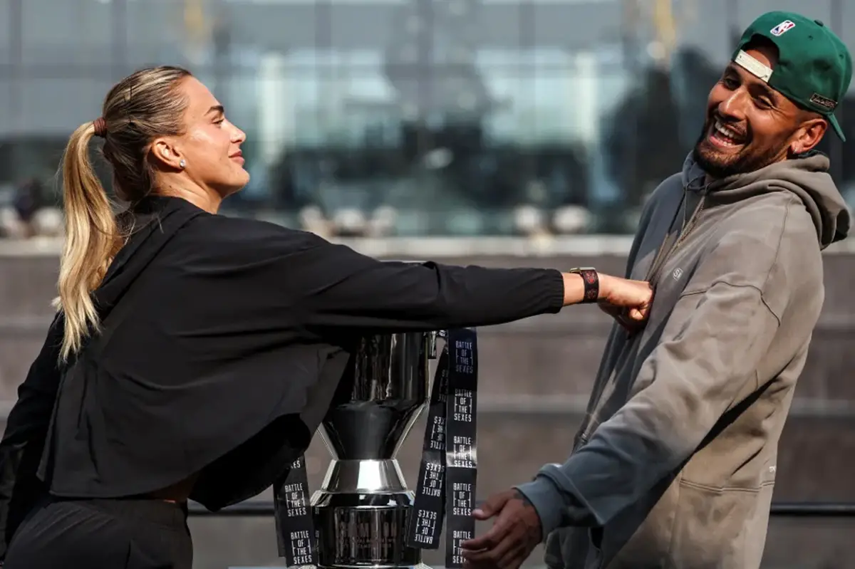 El duelo anunciado entre Nick Kyrgios y Aryna Sabalenka se inscribe en una larga tradición de partidos de exhibición que enfrentaron a hombres y mujeres en el tenis. 