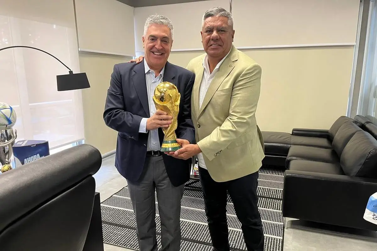 OTRO TIEMPO. Dalbón levanta la copa junto a su defendido Chiqui Tapia. 