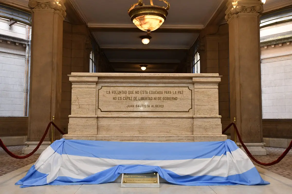 ACCESO LIMITADO. La tumba de Juan Bautista Alberdi dentro de la Casa de Gobierno.