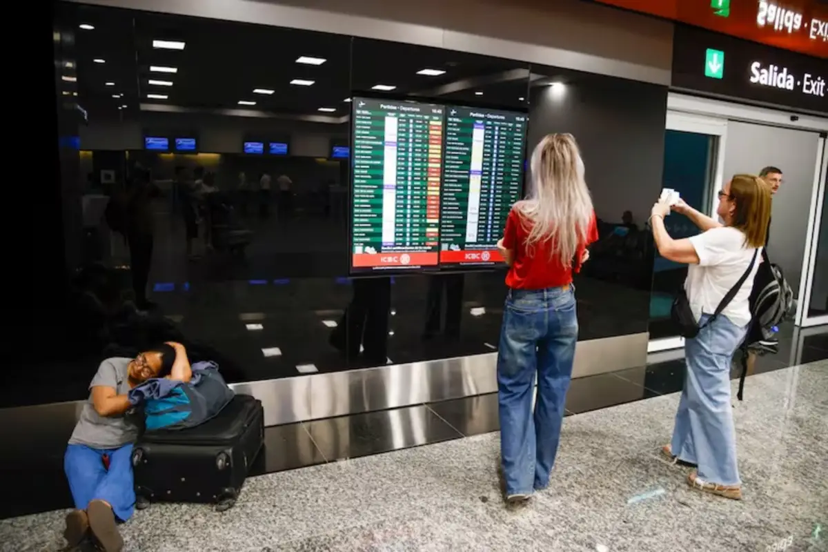 AEROPARQUE. Se reanudaron las operaciones tras más de tres horas de cierre por desprendimiento de asfalto.