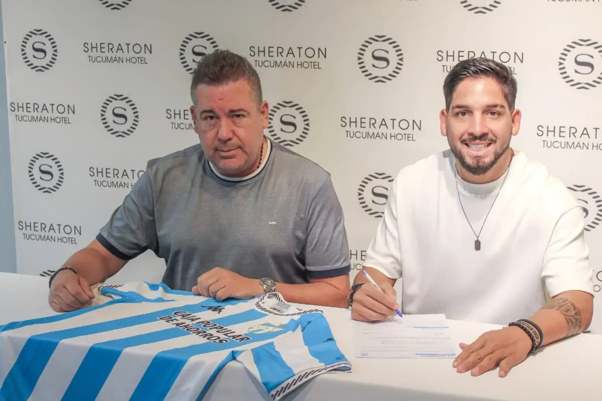 OFICIAL. Martín Benítez posa junto a Miguel Abbondándolo, secretario técnico de Atlético. El delantero firmó contrato hasta diciembre de 2026.