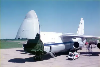 Recuerdos fotográficos: el avión Antonov, “un panzón grandote con alas” que aterrizó en Tucumán en 1994