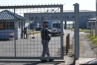 Investigan al director del Servicio Penitenciario Federal por presuntos vínculos con una empresa que provee comida en mal estado a los presos