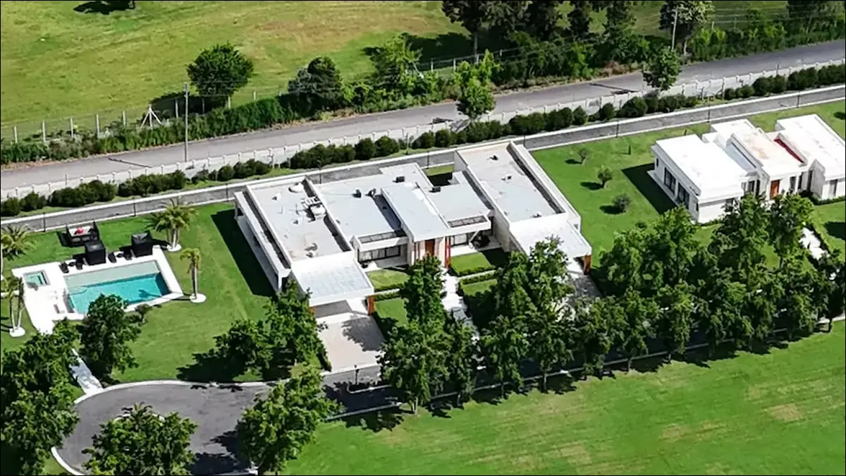 EN PILAR. Vista aérea del predio de más de cinco hectáreas que cuenta con helipuerto, pista de equitación e instalaciones deportivas y cuya valuación oficial será presentada ante la Justicia.