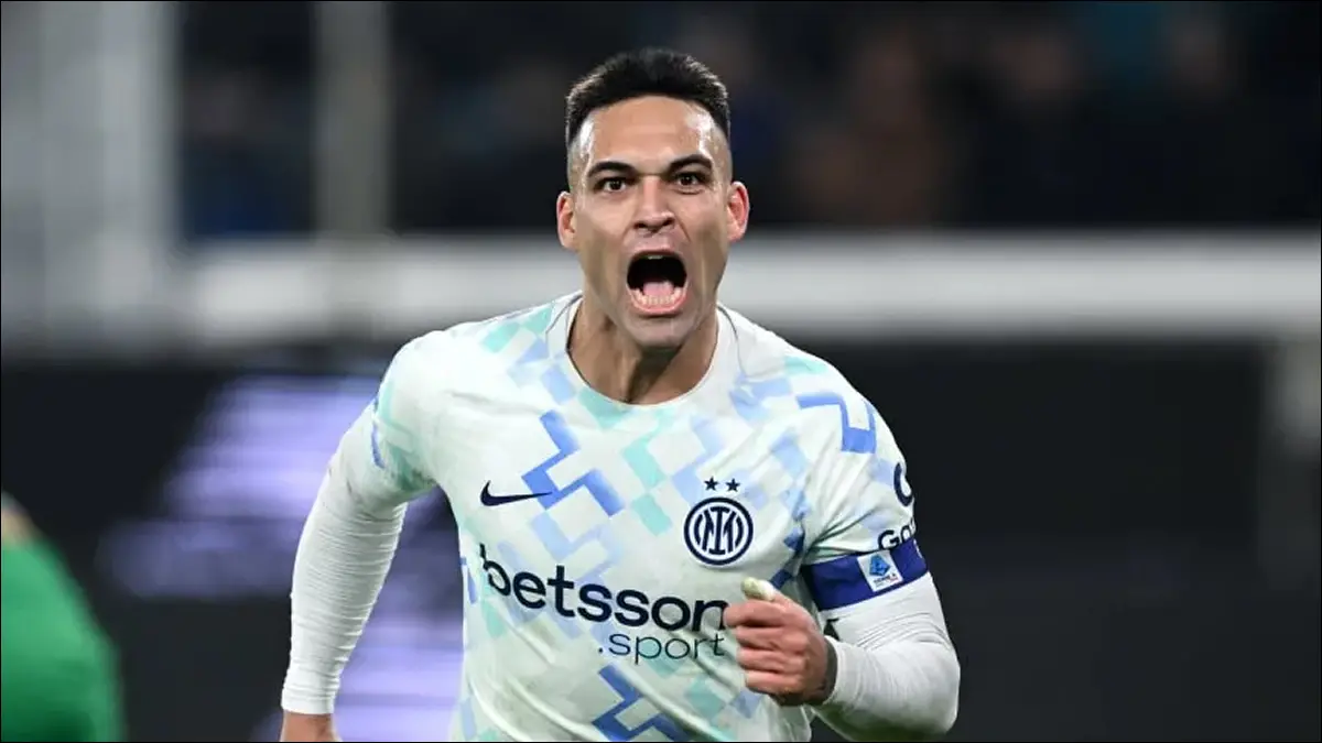 REFERENTE. El festejo de Lautaro Martínez tras convertir el tanto que selló una victoria clave como visitante y reafirmó su liderazgo goleador en el fútbol italiano.