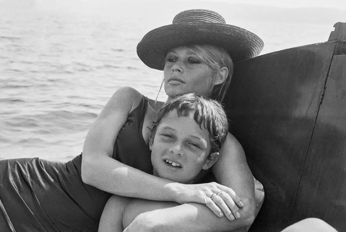 Brigitte Bardot junto a Nicolás, su único hijo, con quien siempre tuvo una compleja relación