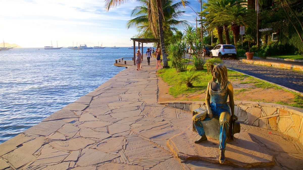 BRASIL. La estatua de Brigitte Bardot en Buzios.