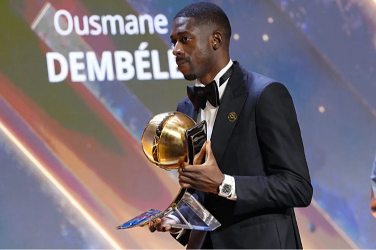 EL MEJOR. Dembélé se llevó un nuevo galardón tras su gran 2025, donde fue clave en los seis títulos conseguidos por el PSG.