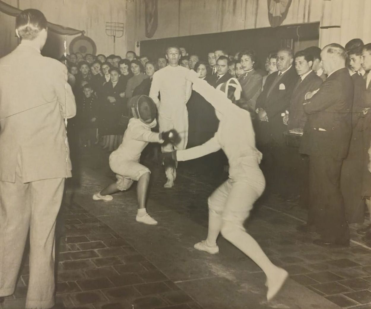 Recuerdos fotográficos: 1954. “¡En garde!” dijeron las esgrimistas secundarias