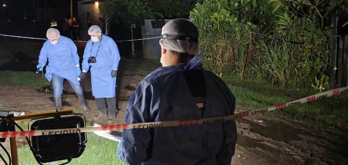 EN EL LUGAR DEL CRIMEN. Peritos del Ministerio Público fiscal buscan pruebas para determinar la autoría del homicidio.