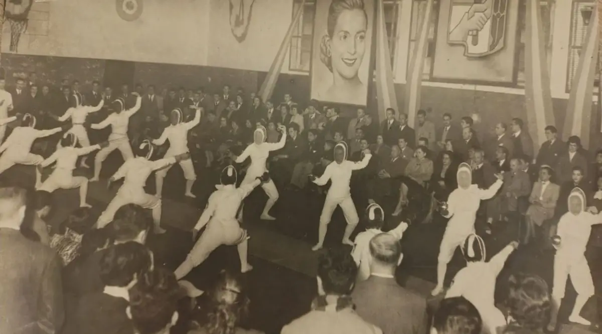 Recuerdos fotográficos: 1954. “¡En garde!” dijeron las esgrimistas secundarias