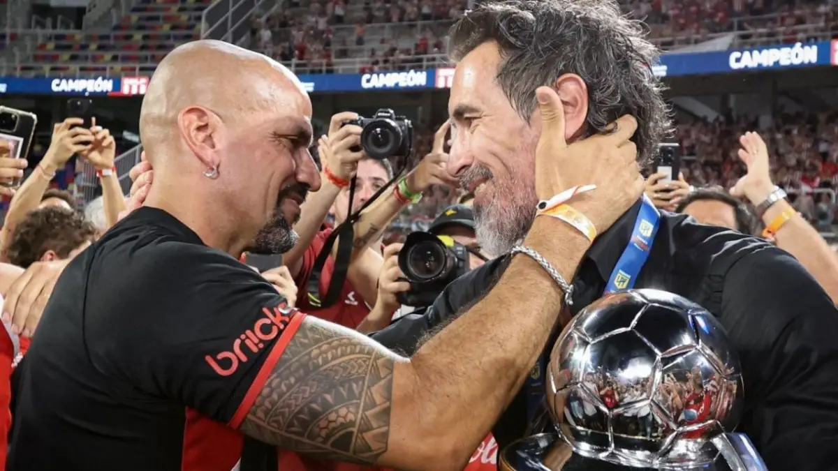 El abrazo entre el entrenador y el presidente del club tras el título del Torneo Clausura.