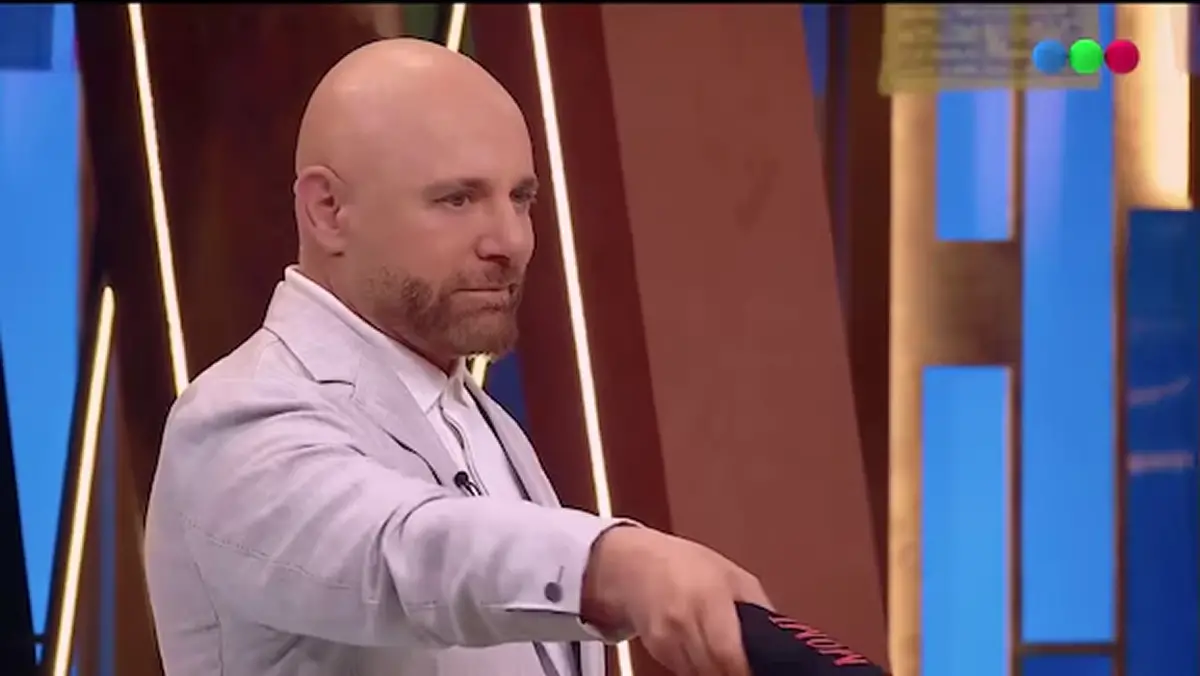 Germán Martitegui entregó un delantal negro sin siquiera probar el plato por el que estaba sentenciando.