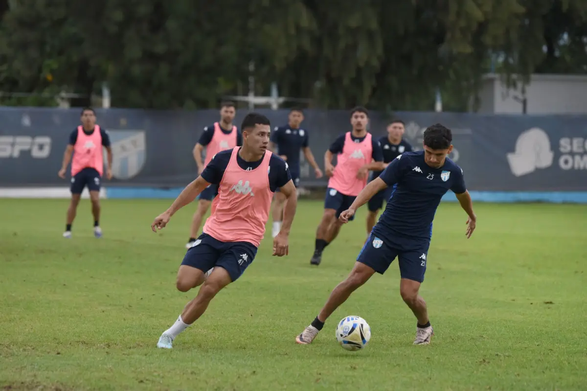 INTENSIDAD. Cléver Ferreira presiona a Nicolás Laméndola, uno de los puntos más altos en ataque en la práctica matutina.