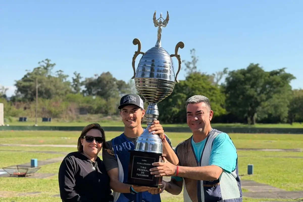 LO DISFRUTA EN FAMILIA. Cisneros posa junto a sus padres y a uno de los trofeos que conquistó en este 2025. Su gran objetivo es seguir creciendo y llegar a los Juegos Olímpicos.