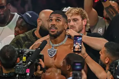 Anthony Joshua, el boxeador que noqueó a Jake Paul, sufrió un accidente que dejó dos muertos en Nigeria