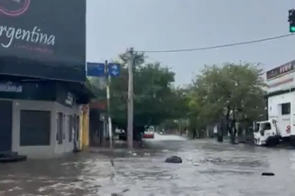 VIDEO. Lluvias intensas y calles colapsadas: el temporal complicó la jornada en la capital tucumana