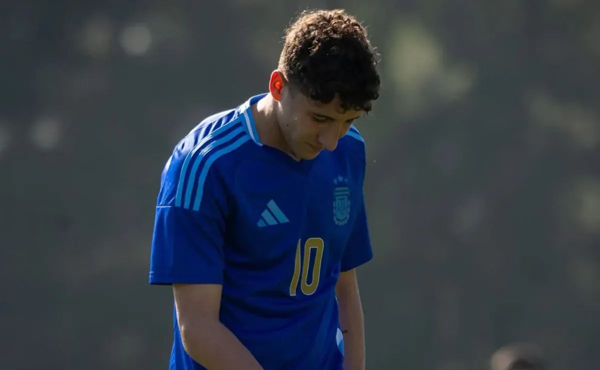 El enganche vistiendo los colores de la selección juvenil.
