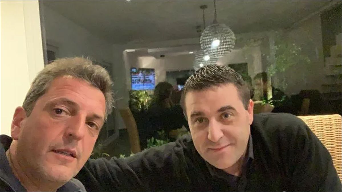 VÍNCULOS POLÍTICOS. Pablo Toviggino junto a Sergio Massa, en una postal que expone el entramado de relaciones políticas que rodea a la conducción de la AFA.