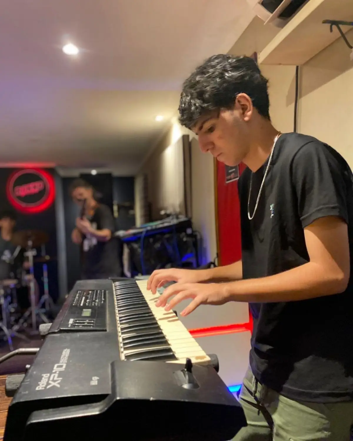 EN EL TECLADO. Mateo López comenzó en la percusión de niño, pero cambió de instrumento.