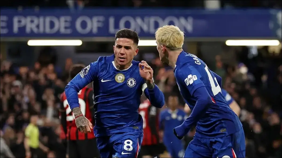 ARGENTINOS. Enzo Fernández celebra su gol junto a Alejandro Garnacho, socios en la jugada más lucida del empate entre Chelsea y Bournemouth en Stamford Bridge.
