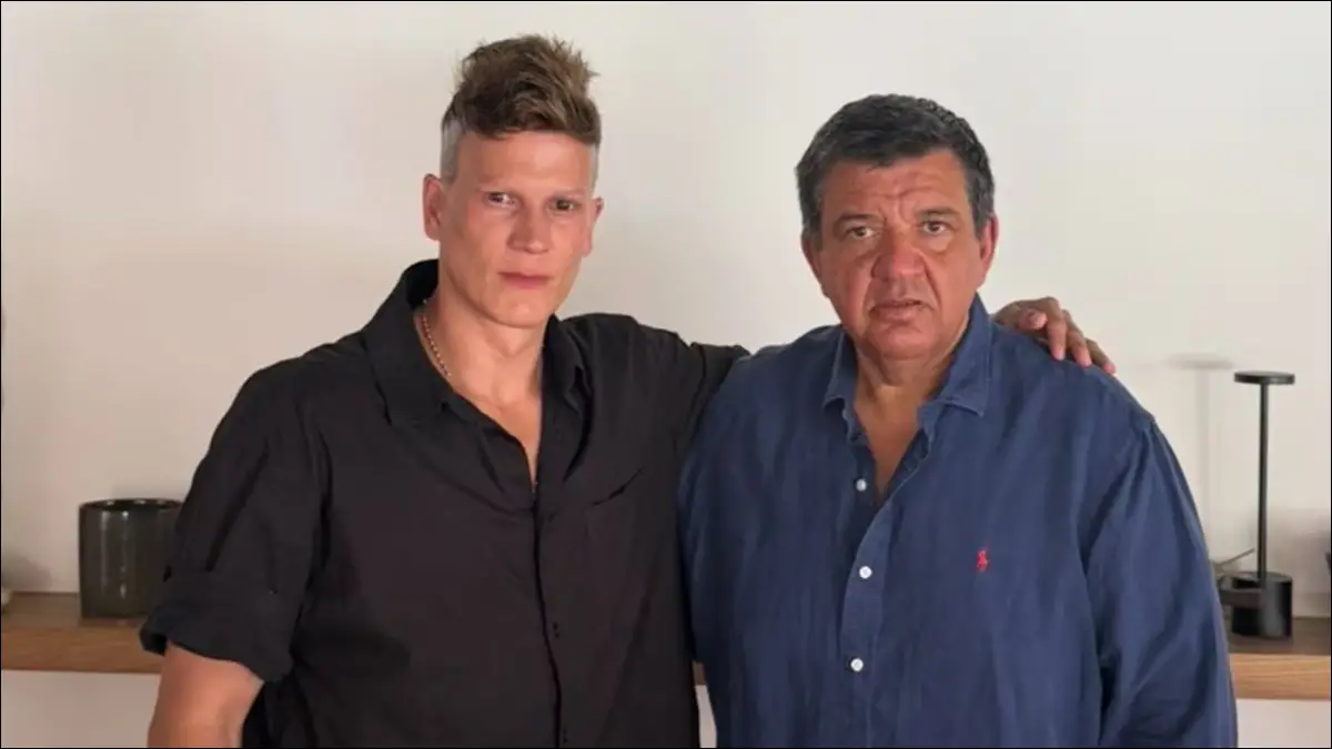 PUBLICACIPON. Sebastián Sosa junto a su abogado Jorge Barrera, tras conocerse el fallo judicial que resolvió el sobreseimiento en la causa tramitada en Tucumán.