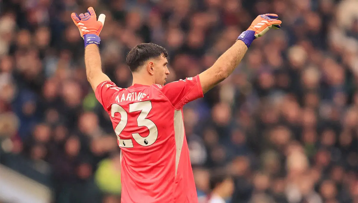 SEGURIDAD. Dibu Martínez es uno de los símbolos de Aston Villa, que tiene la difícil misión de dar el batacazo de la fecha ante el líder Arsenal.