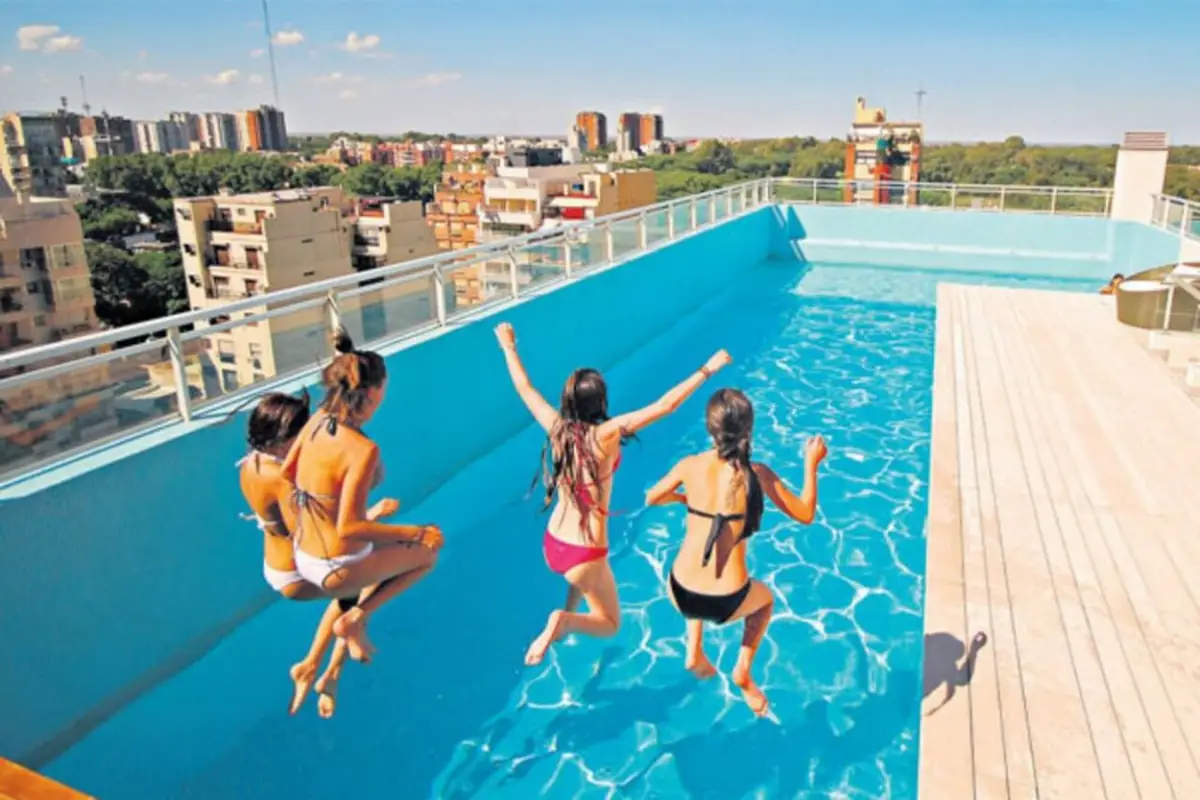 PILETA COMÚN. Un espacio de recreación, diversión y refresco que no siempre se usa de la manera adecuada.