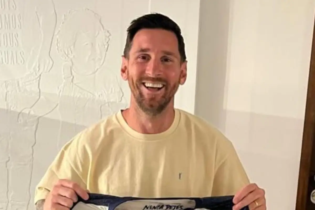 CONTENTO. Lionel Messi posó con la camiseta de Tristán Suárez, equipo que milita en la Primera Nacional.
