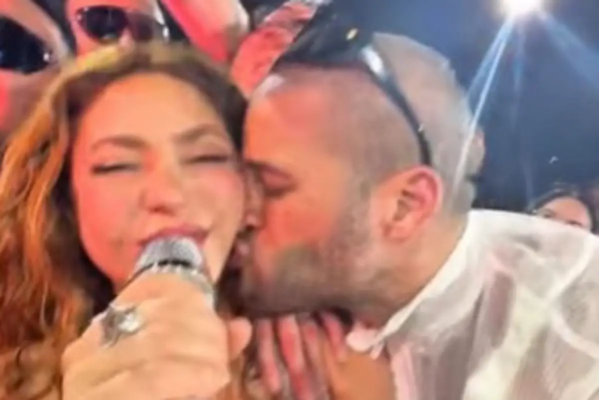 Un fan abrazó y besó apasionadamente a Shakira en medio de un show