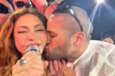 Un fan abrazó y besó apasionadamente a Shakira en medio de un show
