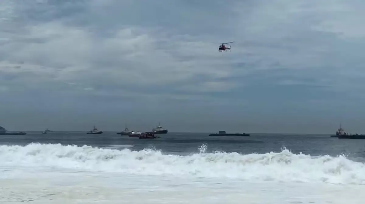 Susto en Copacabana: una ola gigante arrastró a más de 100 personas y buscan a un adolescente desaparecido