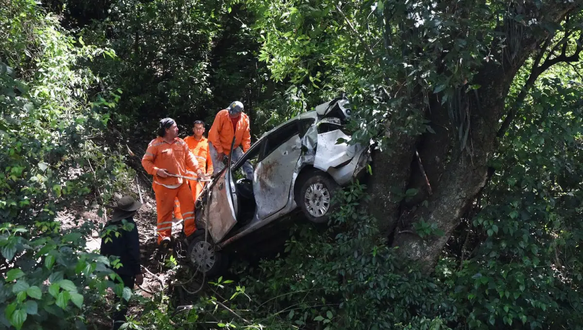 El accidente ocurrió en la ruta 338 cerca de la Primera Confitería. Dos personas fueron despedidas y otras dos quedaron atrapadas en el auto, unos 80 metros más abajo de la ruta. 